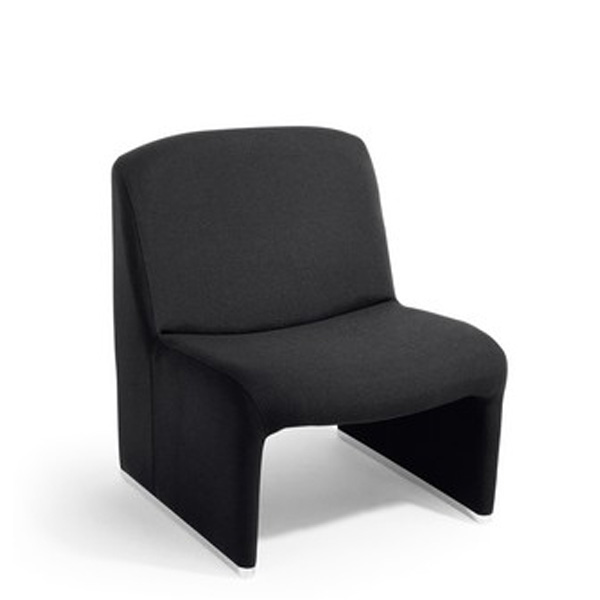 Le Canapé individuel sans accoudoirs se caractérise par une assise et un dossier bas et larges, revêtus d'un élégant tissu noir, sur un fond blanc uni.