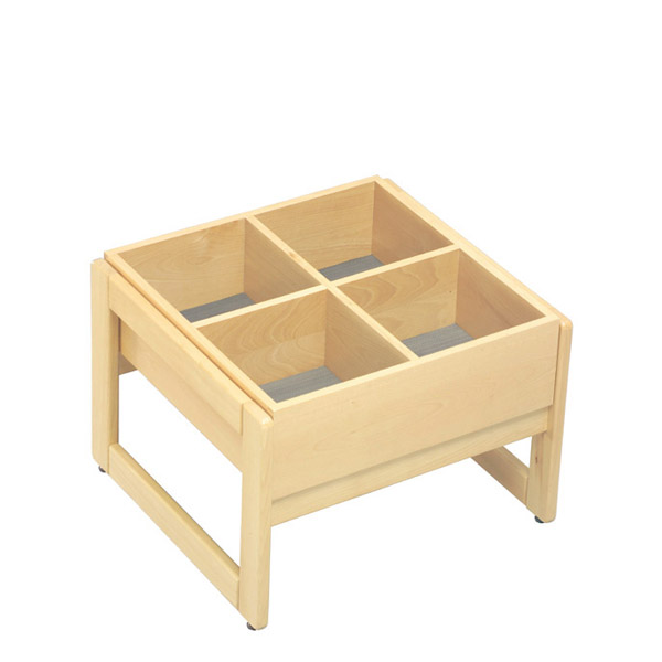 L'Album de rangement est une table en bois clair comprenant quatre compartiments de rangement carrés séparés par des cloisons en bois et des côtés ouverts - idéal pour ranger vos disques ou livres préférés.