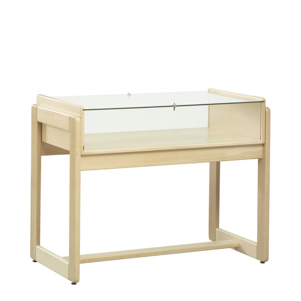 La Table d'exposition est une table d'exposition en bois clair surmontée d'une vitrine rectangulaire. Elle présente des lignes simples et épurées et une base ouverte, idéale pour mettre en valeur des objets.