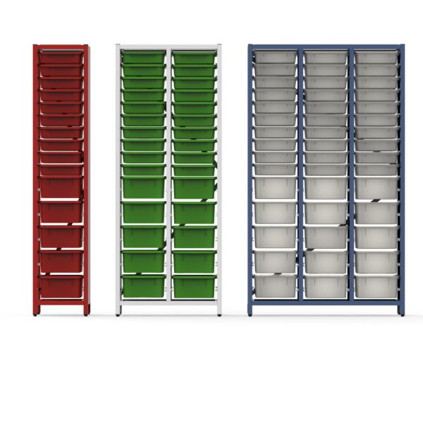 Trois hauts meubles de rangement, dont une Armoire métallique avec plateaux 1 colonne, se trouvent côte à côte : l'un est rouge avec des bacs rouges, l'autre blanc avec des bacs verts, et le dernier bleu avec des bacs blancs translucides, tous soigneusement disposés en rangées verticales.