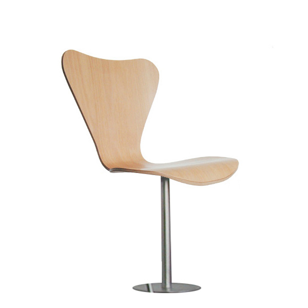 La chaise Fauteuil d'auditorium BARREIRO est composée d'une assise et d'un dossier incurvés en bois clair, montés sur un piétement unique en métal, présenté sur fond blanc.