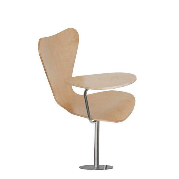 La Chaise d'auditorium SERIE7 avec tablette se caractérise par un siège en bois incurvé, une tablette d'écriture intégrée et un socle en métal, alliant un design minimaliste à une fonctionnalité pratique.