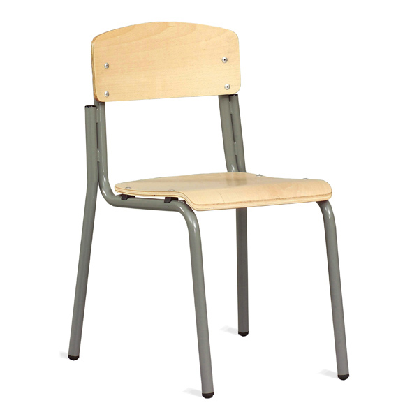 La Chaise d'élève Q3 est composée d'une assise et d'un dossier en bois clair sur une solide structure en métal gris avec quatre pieds et des embouts noirs.