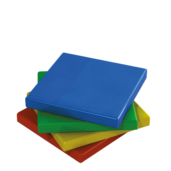 Une pile de quatre Coussin carré en bleu, vert, jaune et rouge, disposés légèrement de travers les uns sur les autres sur un fond blanc.