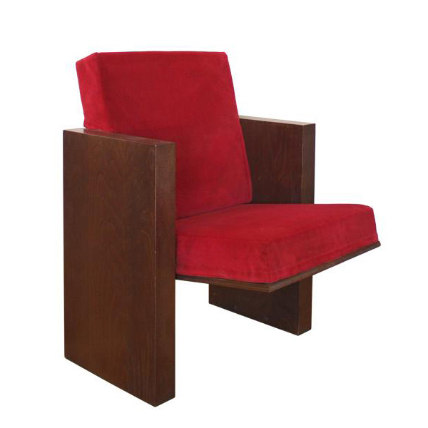 Le Fauteuil d'auditorium BARREIRO est un fauteuil moderne aux lignes minimalistes, avec des accoudoirs et des pieds en bois épais, et des coussins d'assise et de dossier rouge vif.