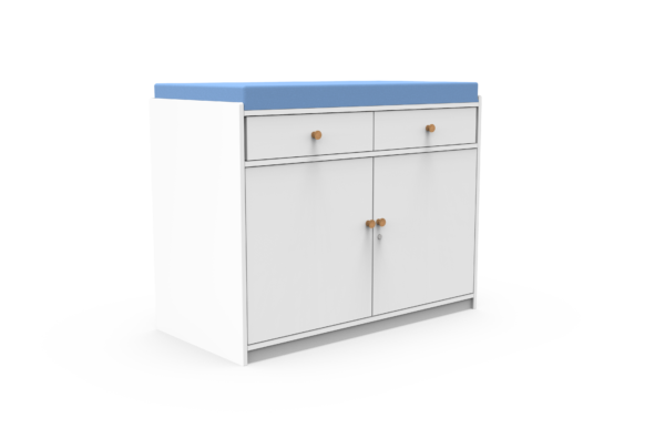 L'Armoire de change comprend deux tiroirs supérieurs, deux portes inférieures avec des boutons en bois et un matelas à langer bleu sur le dessus. L'armoire est blanche sur fond blanc.