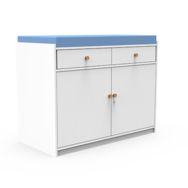 L'Armoire de change comprend deux tiroirs supérieurs, deux portes inférieures avec des boutons en bois et un matelas à langer bleu sur le dessus. L'armoire est blanche sur fond blanc.