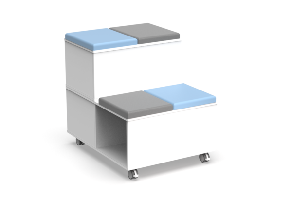Le Banc Modulaire Stand est une unité d'assise modulaire blanche, en forme de S, sur roues, avec quatre sièges rembourrés - deux bleus et deux gris - à des hauteurs variables, ainsi qu'un espace de rangement ouvert sous un des côtés.