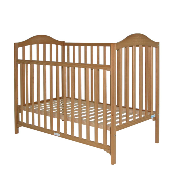Le Berceau en bois est un lit pour bébé en bois avec des côtés et des extrémités en lattes, avec une finition en bois naturel et un design classique. Présenté vide sur fond blanc.