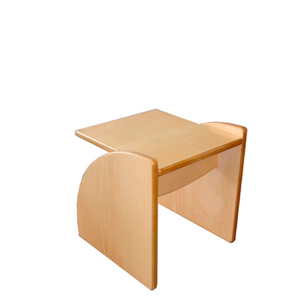 Le Banc est un petit tabouret en bois léger au design minimaliste, avec un plateau carré et deux panneaux latéraux incurvés en guise de pieds, présentés sur un fond blanc.