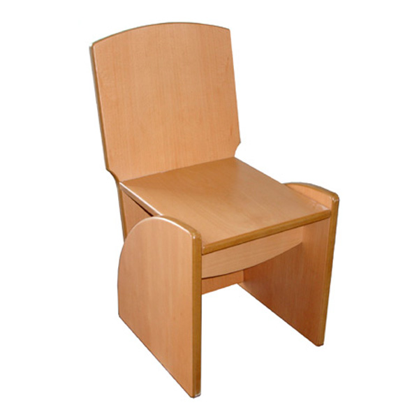 La Chaise en bois est dotée d'un dossier haut et incurvé, d'accoudoirs solides et d'un design simple et moderne avec une finition lisse en bois clair.