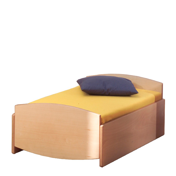 Le Lit de poupée, un lit simple en bois avec un matelas jaune et un oreiller bleu foncé, est présenté sur un fond blanc uni.