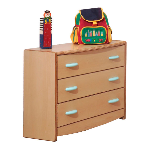 Commode en bois clair avec trois tiroirs dotés de poignées bleu clair. Sur le dessus se trouvent un jouet coloré, une pile de livres et un sac à dos d'enfant avec des dessins aux crayons de couleur et l'inscription "Happy Day".