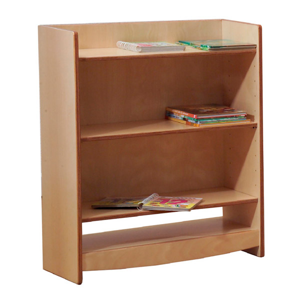 Bibliothèque avec étagères horizontales : trois niveaux en bois clair, partiellement garnis de livres et magazines jeunesse pour une ambiance chaleureuse.