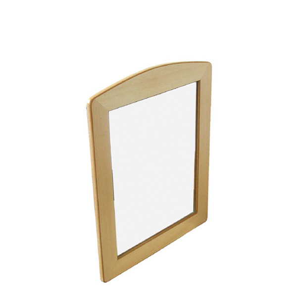 Le Miroir est un cadre photo en bois dont le sommet est incurvé et qui se tient debout, de biais, sur un fond blanc uni. Le cadre vide présente un espace vierge, prêt à accueillir vos souvenirs les plus chers.