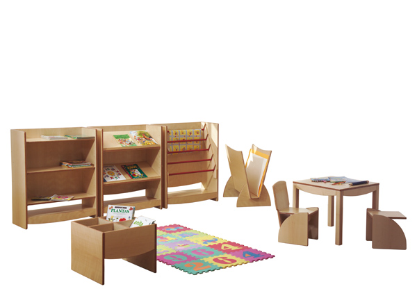 L'ensemble de bibliothèque comprend des étagères en bois, une table avec des chaises, un présentoir de livres, un tapis de sol en forme de puzzle coloré et numéroté, et des livres pour enfants organisés sur des étagères et dans des bacs, le tout présenté sur un fond blanc.