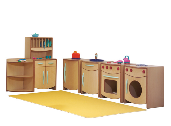 Ensemble de Cuisine pour enfants est un ensemble de cuisine en bois avec des appareils électroménagers, des armoires, des étagères, de la vaisselle et des ustensiles, le tout disposé sur un tapis jaune sur fond blanc.