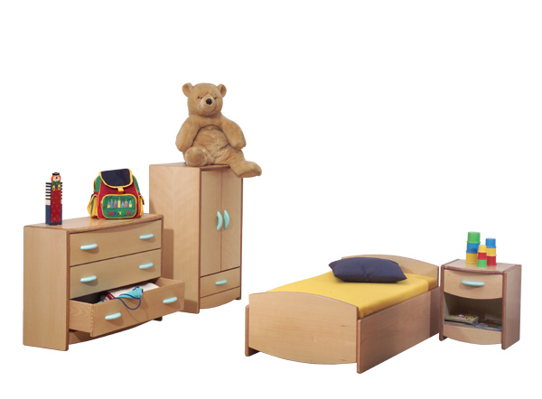 Ensemble de chambre : chambre d'enfant avec petit lit, linge de lit jaune, commode, armoire en bois, table de chevet, ours en peluche et jouets colorés sur le mobilier et à l'intérieur.