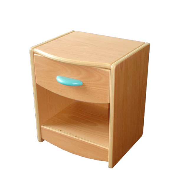 La Table de nuit est une table de nuit moderne en bois clair avec des bords arrondis, un seul tiroir avec une poignée turquoise et une étagère ouverte en dessous.