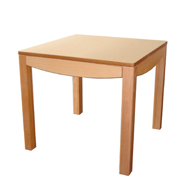 La Table en bois est une table simple et carrée en bois avec quatre pieds droits et une finition marron clair, présentée sur un fond blanc.