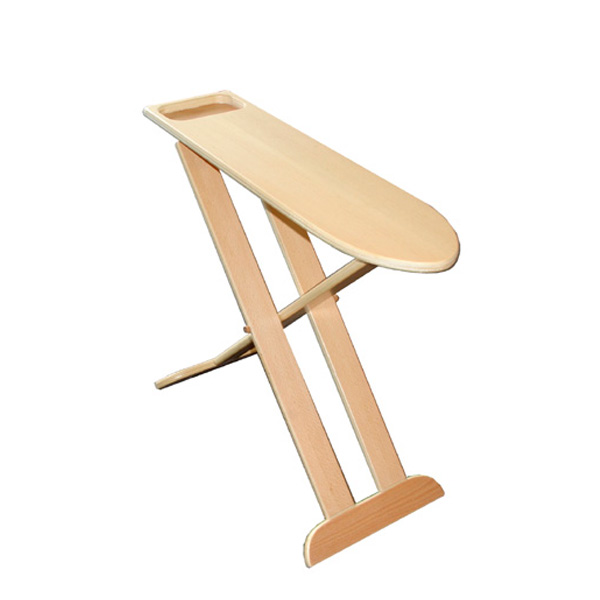 La Table à repasser pour enfants est une table à repasser pour enfants avec une finition en bois clair, une surface plane, un petit plateau à une extrémité et des pieds croisés stables.