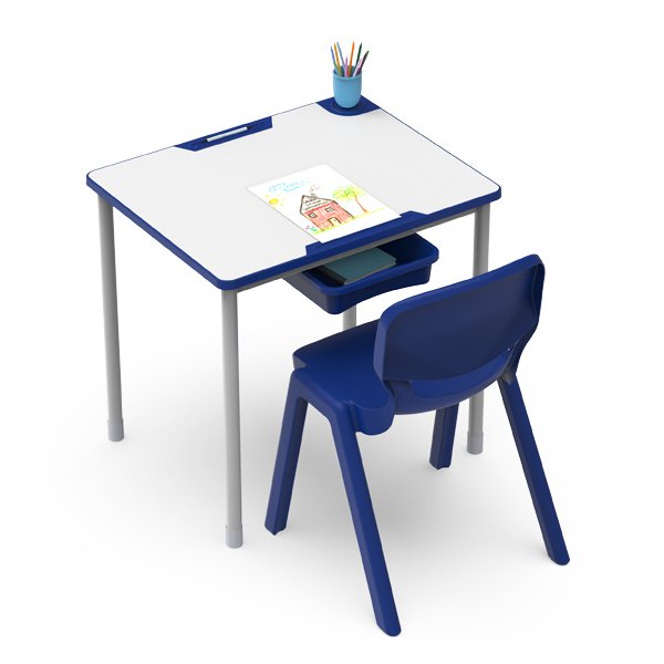 Une chaise en plastique bleu est assise sur le bureau de la Table Scolaire Ergos Edge, qui contient un porte-crayons de couleur et un dessin de maison. Sous le bureau, un plateau bleu contient un cahier fermé.