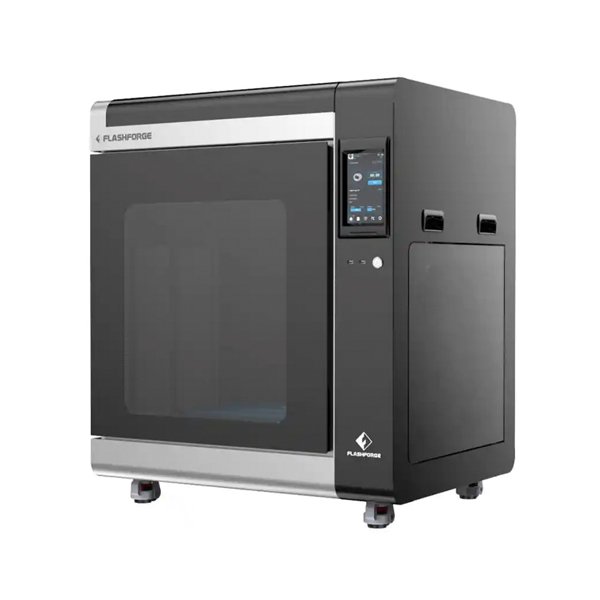 L'Imprimante 3D Flashforge Creator 4 est de couleur noire, avec une porte avant transparente, un écran tactile à droite, un design épuré, un panneau latéral, et repose sur de petits pieds. Le logo de la marque est clairement visible.