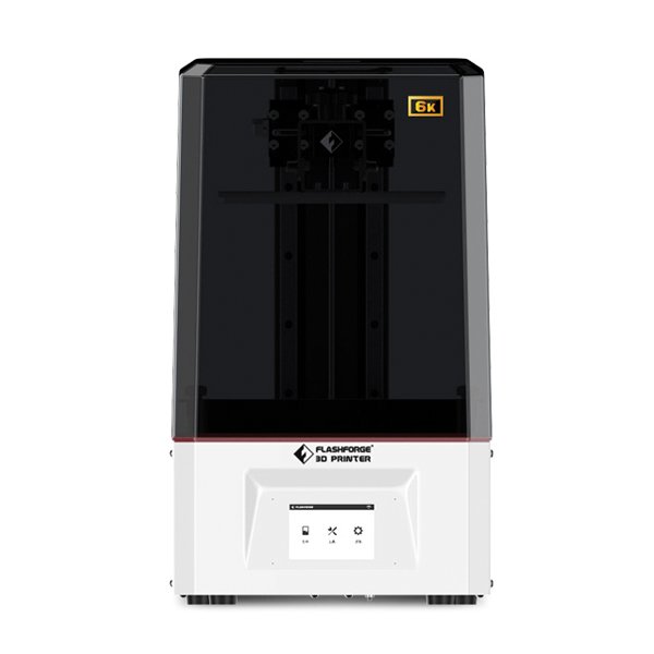 L'Imprimante 3D Flashforge 9.25 6K, en blanc et noir, est doté d'une interface tactile et d'une étiquette 6K dans le coin supérieur droit, affichée de face sur un fond uni.