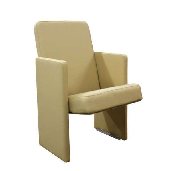 Le Fauteuil d'auditorium BARREIRO est une chaise moderne rembourrée de couleur beige avec des lignes droites, des accoudoirs plats et un design angulaire, présentée sur un fond blanc.