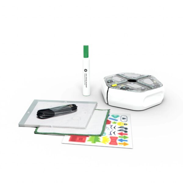 Le kit Root®RT0 comprend un petit robot Root®RT0 blanc, un marqueur vert, un chiffon de nettoyage, des cartes ou des fiches d'activité, un outil noir et des autocollants colorés, le tout soigneusement disposé sur une surface blanche.