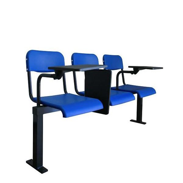 Deux Chaise MAIS à poutre avec surface d'écriture bleues, avec des cadres en métal noir et des écritoires pliables, sont disposées en rangée - parfaites pour les salles de classe ou les amphithéâtres.