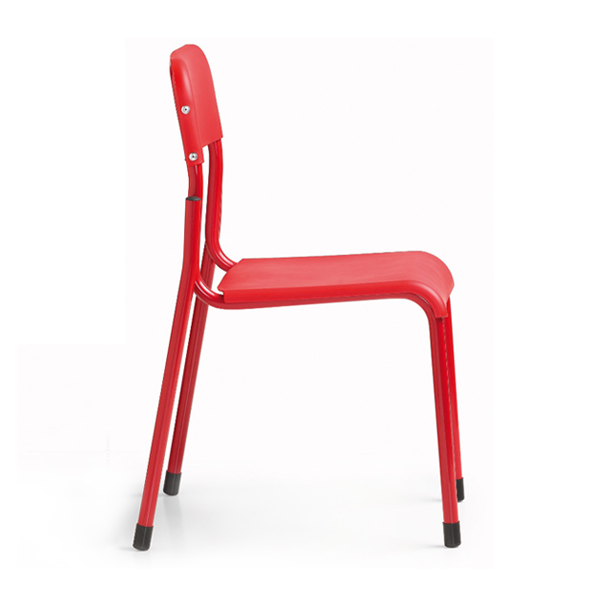 Une vue latérale de la Chaise MAIS montre son assise et son dossier rouges, sa structure en métal et les capuchons noirs de ses pieds. La chaise présente un design simple et moderne et se détache sur un fond blanc.