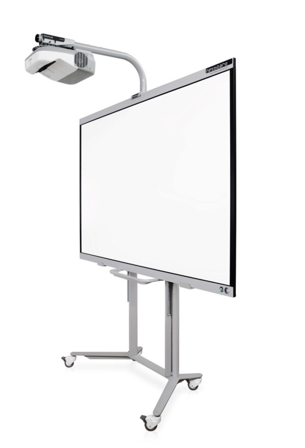 Le Netboard Easy Mobile - Epson est un tableau blanc interactif sur roulettes avec un bras pour rétroprojecteur, parfait pour les salles de classe ou les bureaux. Le tableau est vierge et prêt pour votre prochaine présentation.