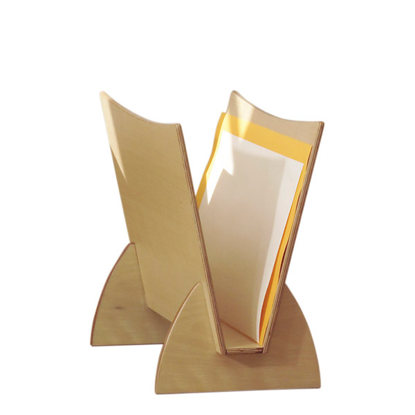 Le Support pour panneaux est un porte-documents de bureau moderne en bois qui permet d'organiser vos documents, y compris une feuille blanche et un dossier jaune.