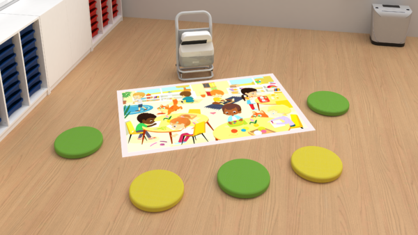 Une salle de classe avec un sol en bois, des coussins ronds colorés en cercle, une affiche montrant des enfants en classe sur le sol, et un chariot portable Netboard et une imprimante à l'arrière-plan.
