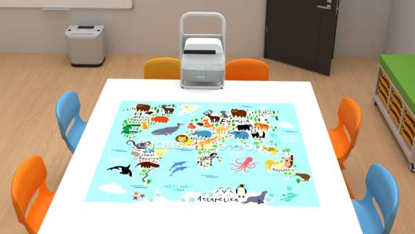 Dans une salle de classe pour enfants, des chaises colorées et une table blanche accueillent un Netboard Portable qui projette sur le mur une carte du monde illustrée d'animaux et de continents pour une expérience d'apprentissage immersive.