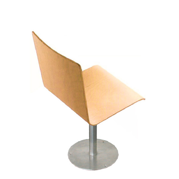 Le Fauteuil d'auditorium BARREIRO présente un design moderne avec une assise et un dossier en bois clair, inclinés pour le confort, et est monté sur un socle unique en métal à fond plat et rond.