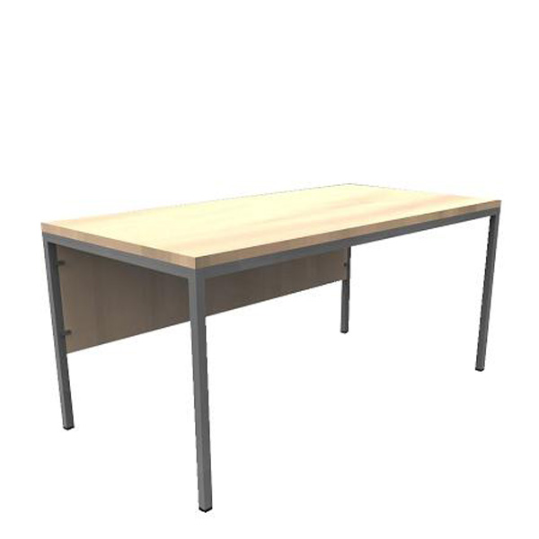 La table RETA avec panneau frontal en acier inoxydable a un plateau en bois clair, des pieds en métal et un panneau frontal en acier inoxydable, présenté en angle sur un fond blanc.