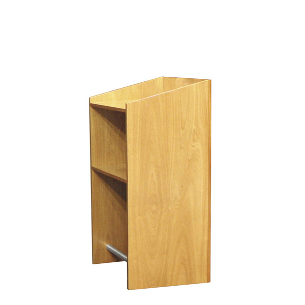 Le Pupitre RETA est un podium en bois doté d'un plateau incliné, de panneaux latéraux, d'une étagère ouverte sous la surface et d'un repose-pieds en métal à la base.