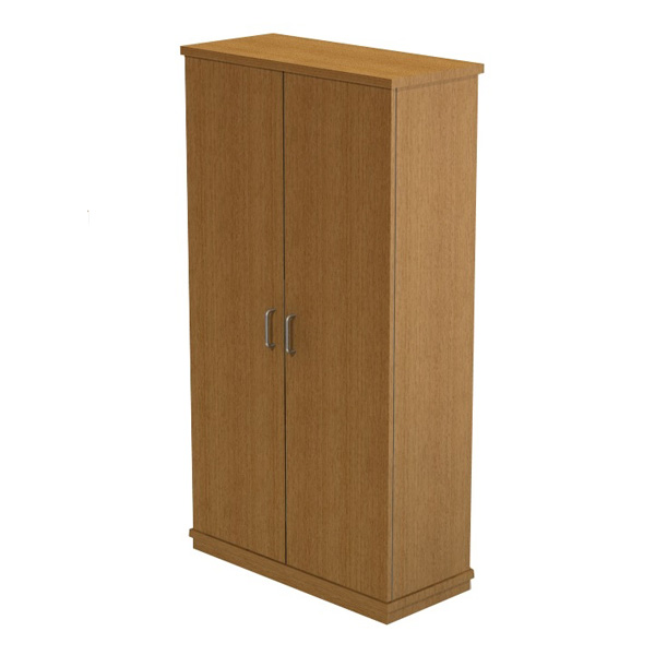 L'Armoire penderie est une grande armoire en bois avec deux portes fermées et des poignées argentées, présentée sur un fond blanc uni.