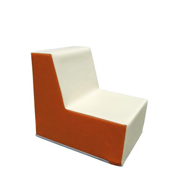 Le Canapé individuel est une chaise moderne au design anguleux et minimaliste. L'assise et le dossier sont blancs, tandis que les côtés sont orange, soulignant ainsi son esthétique géométrique.
