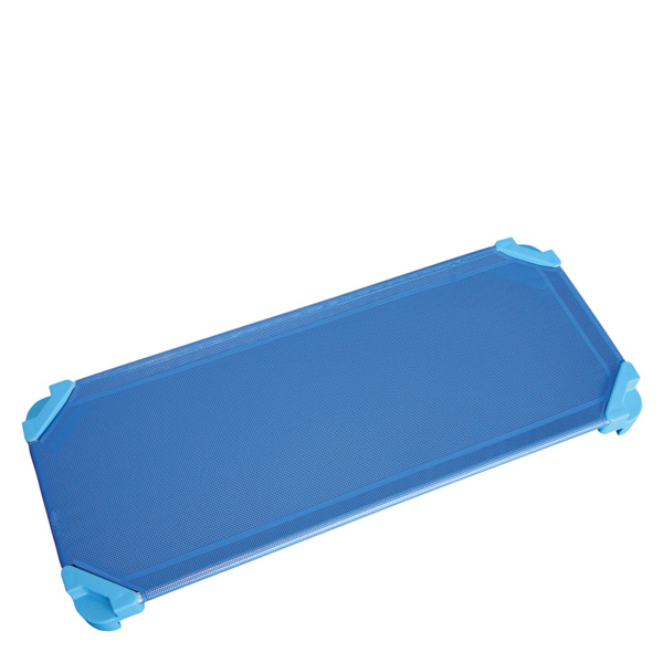 Le Lit empilable est un lit rectangulaire bleu empilable avec un tissu en maille et des pieds en plastique à chaque coin, conçu pour que les enfants ou les animaux domestiques puissent s'y reposer. Présenté sur fond blanc.
