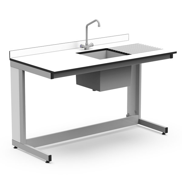 Le Banc de lavage est un poste de travail de laboratoire blanc doté d'un évier, d'un robinet et d'un égouttoir intégrés, le tout soutenu par un cadre et un panneau arrière en métal. Il est idéal pour les environnements scientifiques ou techniques.