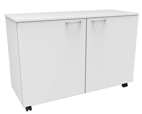 Le Module bas à 2 portes avec roulettes est un meuble de rangement rectangulaire blanc doté de poignées minimalistes et de petites roulettes pour une mobilité aisée.