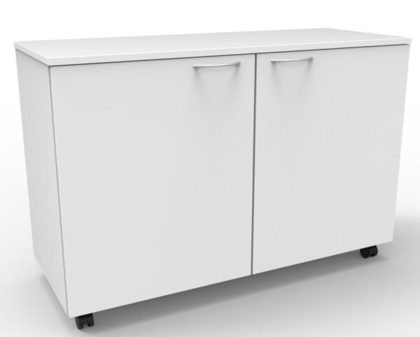 Le Module bas à 2 portes avec roulettes est un appareil blanc, rectangulaire avec des poignées argentées et des petites roues noires à la base, présenté sur un fond blanc uni.