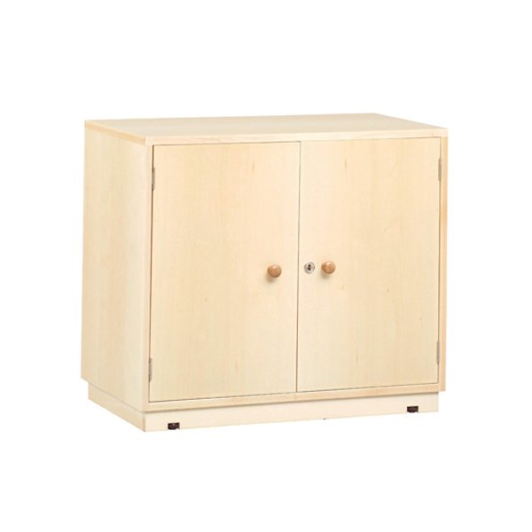 L'Armario Cerrado est une armoire en bois clair comportant deux portes avec des poignées rondes en bois, présentées sur un fond blanc uni.