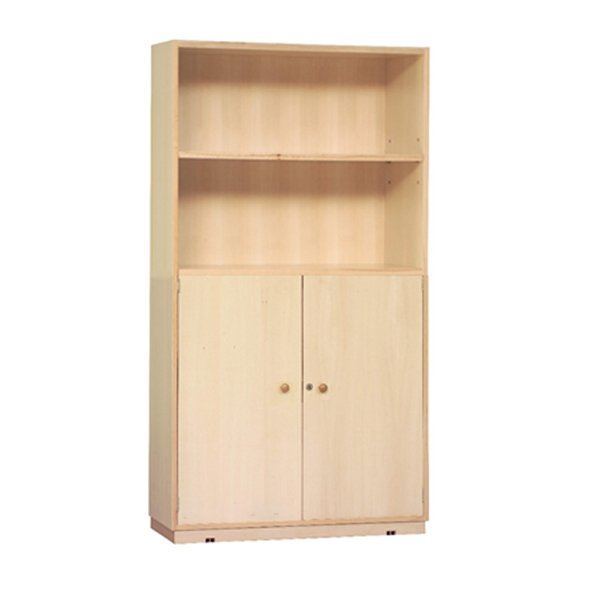 L'Armoire mixte en bois est une bibliothèque en bois clair composée de deux étagères ouvertes et d'un meuble inférieur à double porte et poignées rondes.