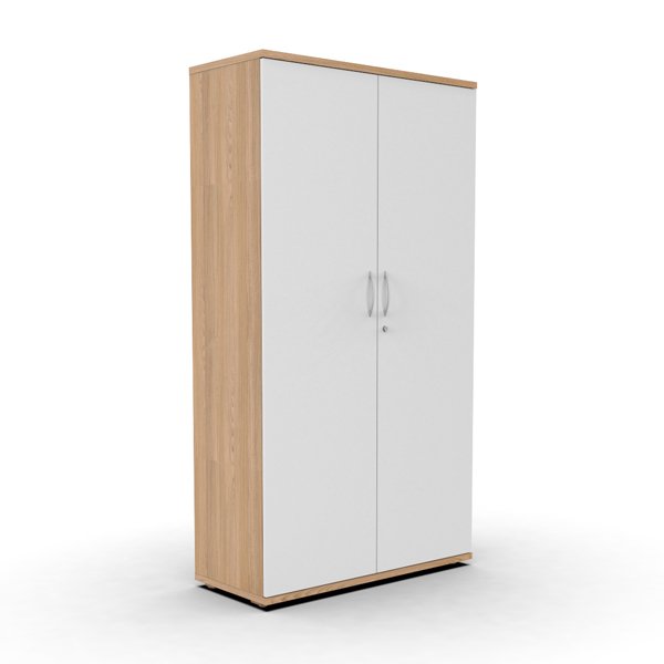 L'Armoire avec portes est une grande armoire en bois avec des côtés marron clair et deux portes blanches, chacune dotée de poignées argentées incurvées. Elle est posée sur une surface plane sur un fond blanc uni.