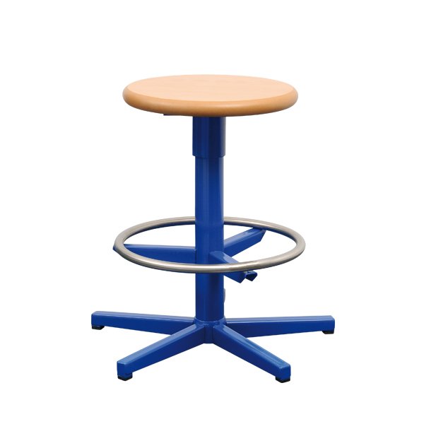 Le Tabouret Réglable est un tabouret rond en bois clair avec une base en métal bleu, une hauteur réglable, un repose-pieds circulaire et cinq pieds plats.