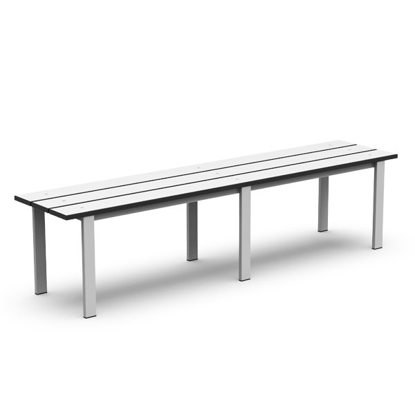 La Vitrine suspendue est un banc d'extérieur simple et moderne, doté d'une assise plate à trois lattes blanches et de quatre pieds métalliques robustes, reprenant les lignes épurées de son homonyme, présenté sur un fond blanc uni.